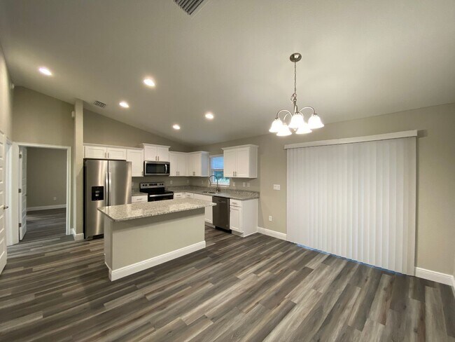 Building Photo - Custom Home - Desirable SE Ocala Neighborh...