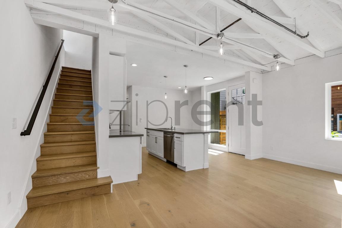 Building Photo - Unit C