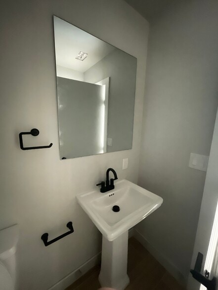 Building Photo - 13425 Vanowen St