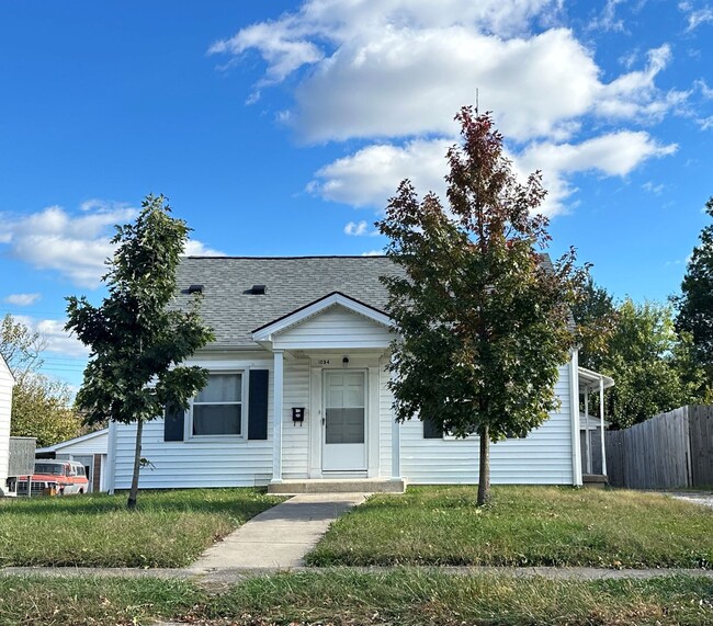 Building Photo - Beautiful, Renovated House! HW & LVT Floor...