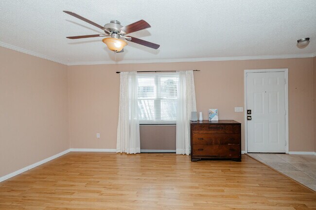Building Photo - Beautiful 3-Bedroom Townhome in Convenient West Ashley Location!