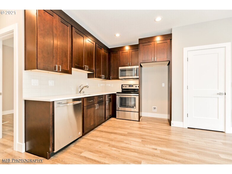 kitchen (includes refrigerator) - 2834 NE Killingsworth St
