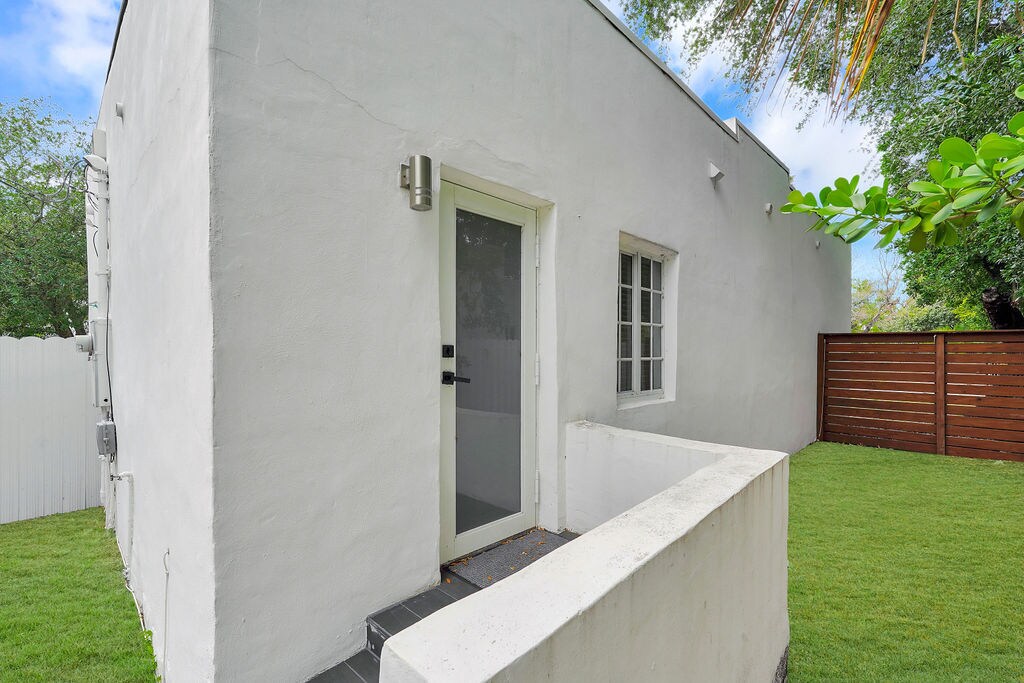 Building Photo - 570 NW 48th St