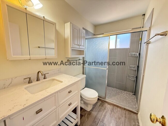 Building Photo - Two Bedroom Townhome