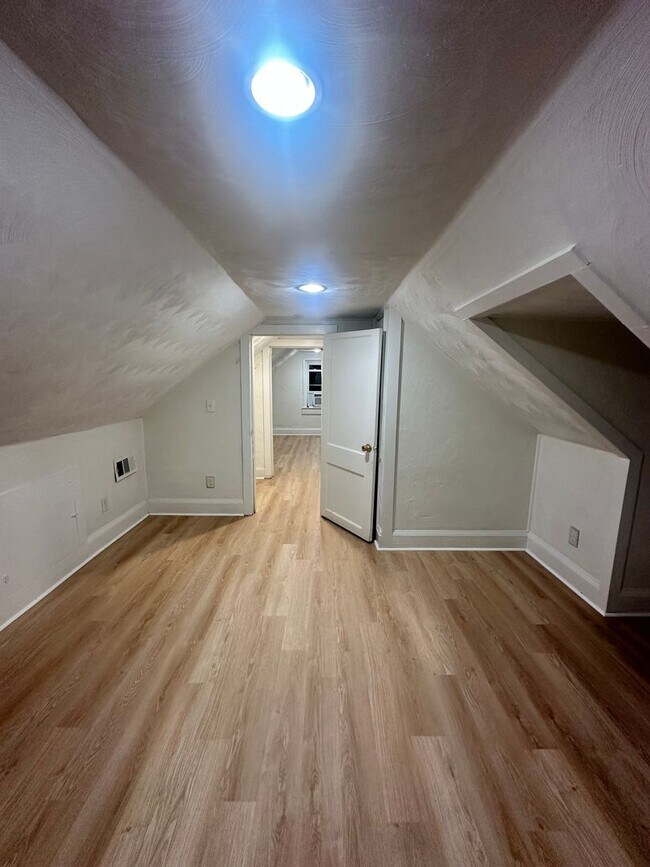 Building Photo - Fully renovated Cape Cod house!