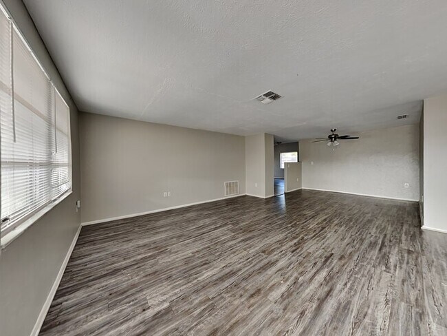 Building Photo - 7431 San Moritz Dr