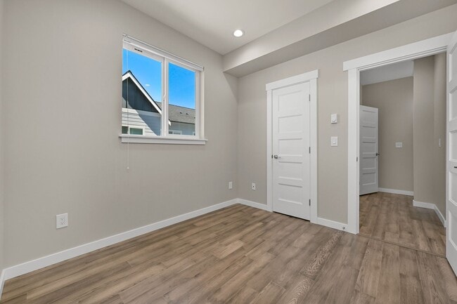 Building Photo - Modern 4-Bed Home in Sunstone Place