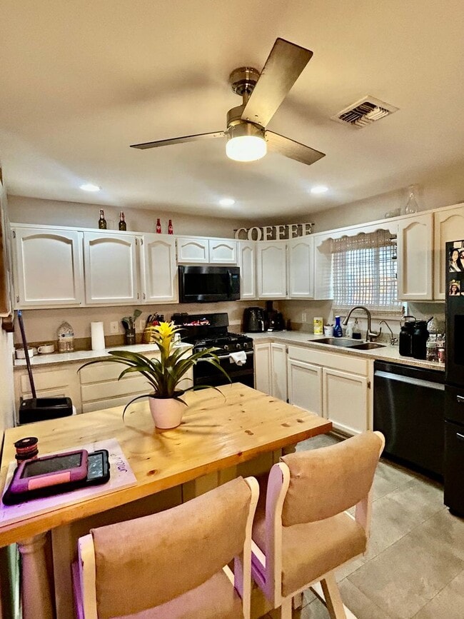 Building Photo - Spacious Foothills Retreat