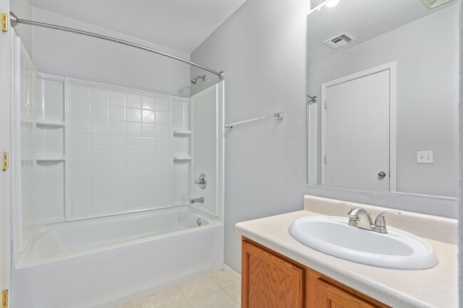 Building Photo - Amazing 3 Bedroom Home in Great Queen Cree...