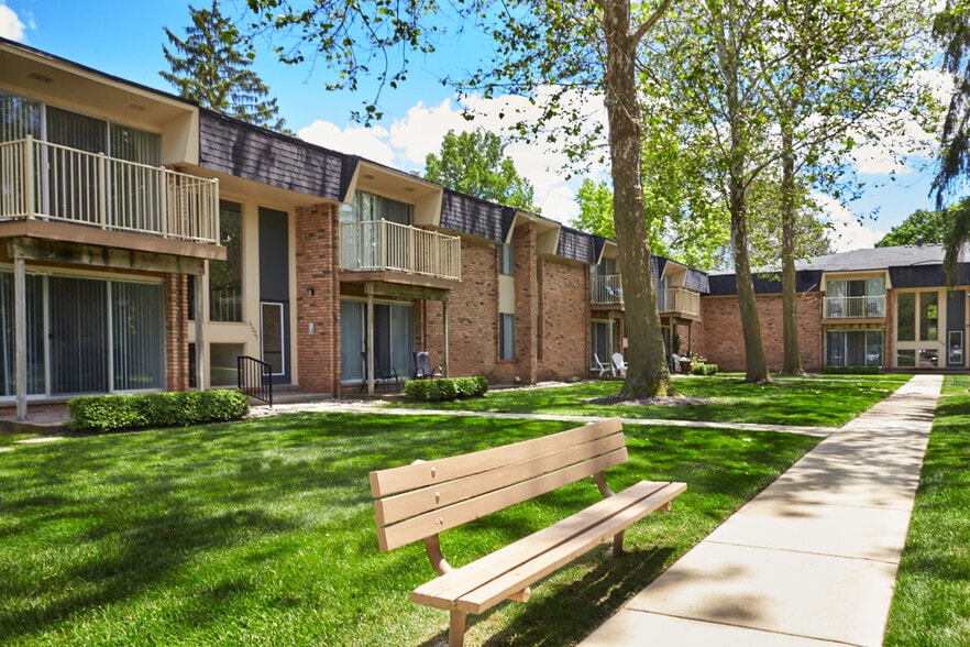 Kensington Manor Apartments 33203 N Manor Dr Farmington MI 48336