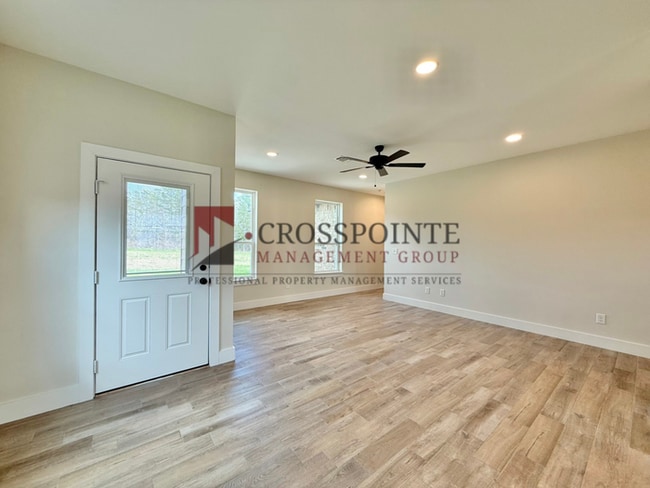 Building Photo - Tour Today! 3 Bedroom, 2 Bathroom Home in Lindale!