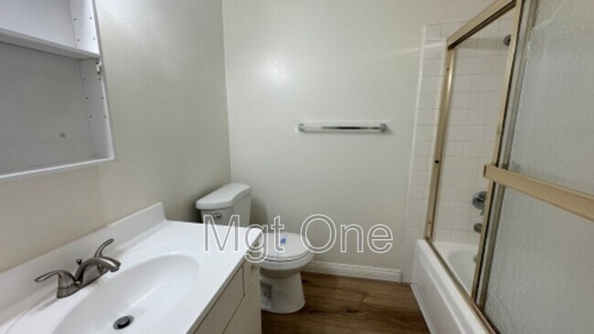 Building Photo - 425 Glenhill Dr