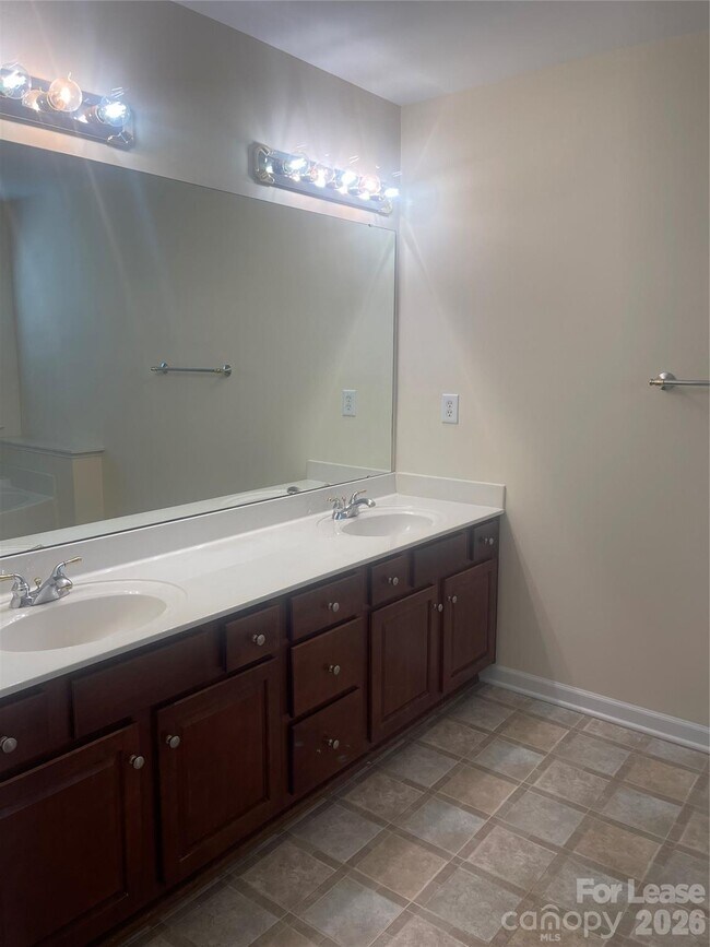 Building Photo - 12020 Farnborough Rd