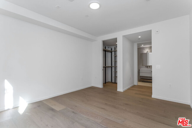 Building Photo - 1618 Hilts Ave