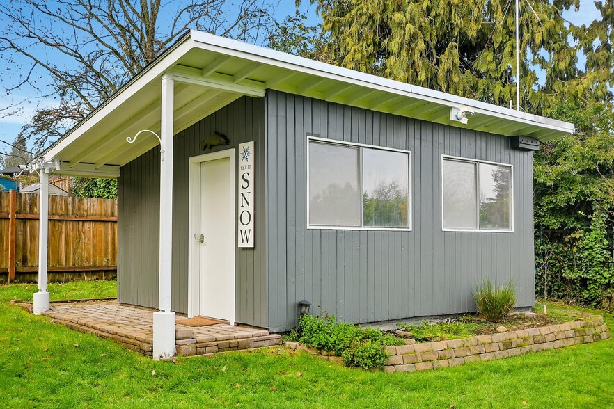 20 x 12 Shop with electricity - 8240 S 114th St