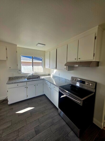 Building Photo - 327 N Lincoln Ave