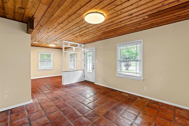Building Photo - 701 E 46th St
