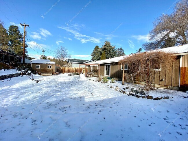 Building Photo - *Unfurnished* Charming Single-Story 3-Bedroom, 2-Bathroom Rancher with Stunning Yard