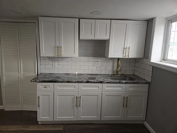 Building Photo - House for rent 4 bedroom and 2 complete bathroom, finished basement with kitchen, bathroom, parki...
