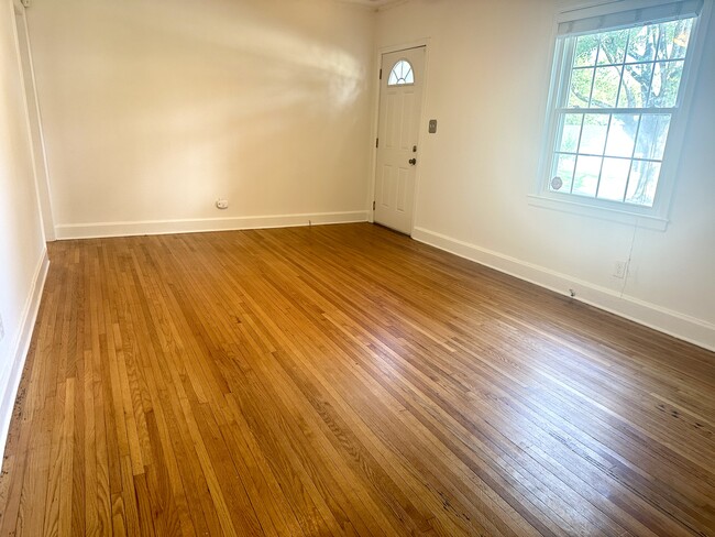 Building Photo - 900 Everett Pl
