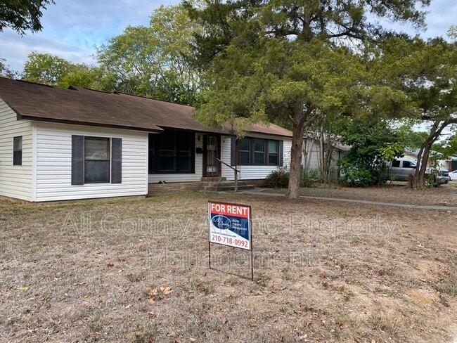 Building Photo - 301 Aero Ave