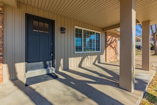 Building Photo - 441 Lawrence Dr