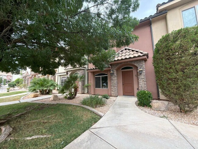 Building Photo - CHARMING TOWNHOME FOR RENT IN ST. GEORGE!