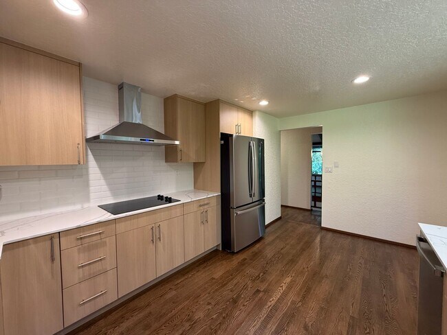 Building Photo - 3 Bed 2.5 Bath in the Heart of Bellevue