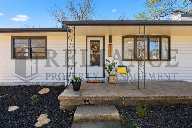 Building Photo - 941 W Hazel St