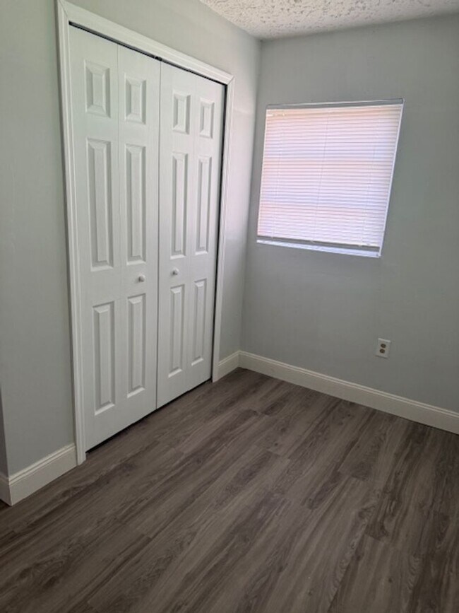 Building Photo - 527 A Ln
