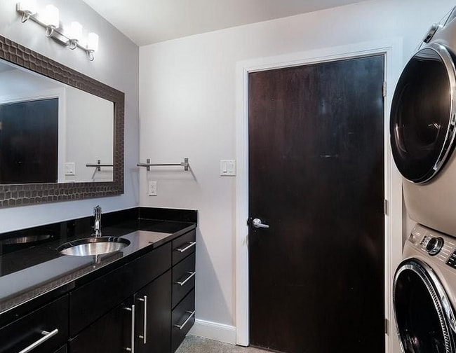 Building Photo - 831 S Flores St