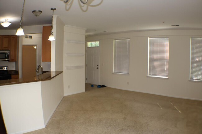 Building Photo - 2268 Arcadia Dr