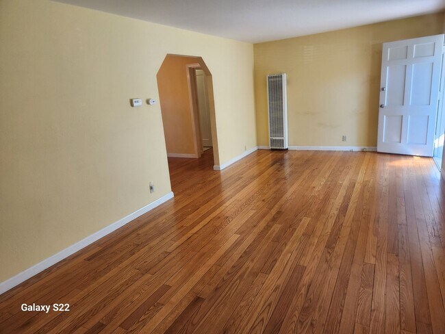Building Photo - Beautiful 2 bedroom/1 bathroom home with a...