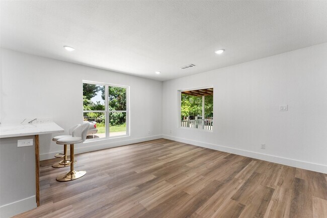 Building Photo - 2730 Gladstone Dr