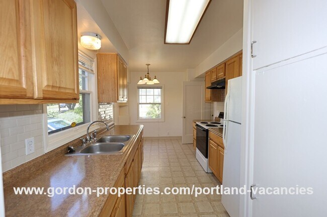 Building Photo - SE 57th Ave - 5 bedroom home with fireplac...