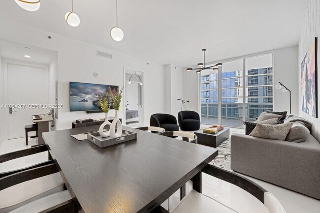 Building Photo - 15811 Collins Ave