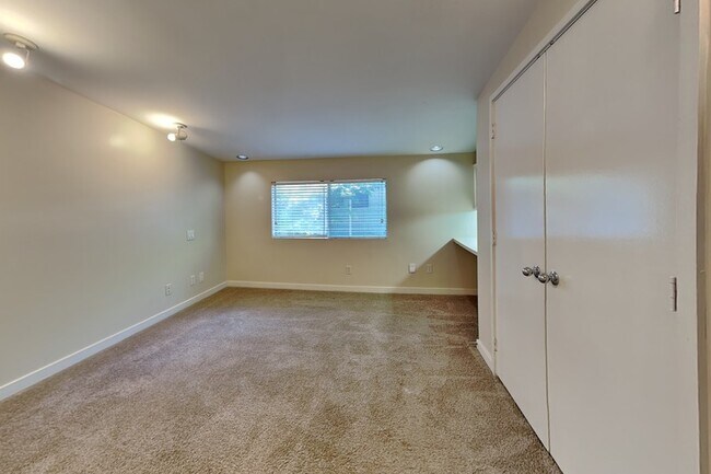 Building Photo - 4241 Buena Vista St