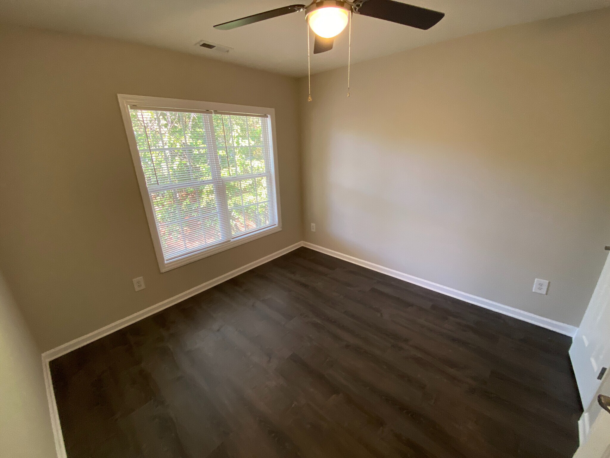 Building Photo - Room in Duplex on Lee St