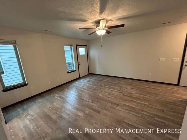 Building Photo - 3 Bed 1.5 Bath in West Sioux Falls