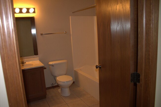 Building Photo - 1 Bed 1 Bath, 975 Sq Ft, 2nd Floor
