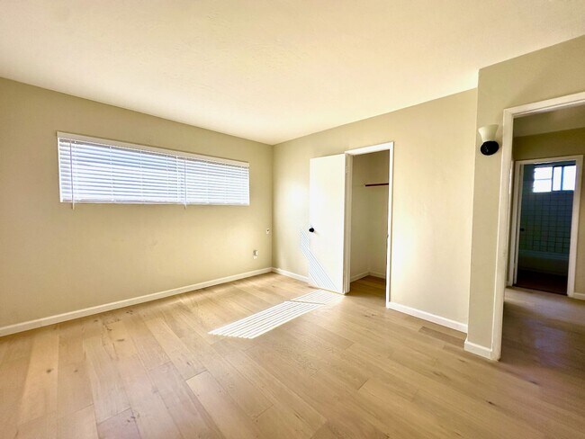 Building Photo - FOR RENT - 2 Br/1Ba 900 SF Cozy Single Sto...