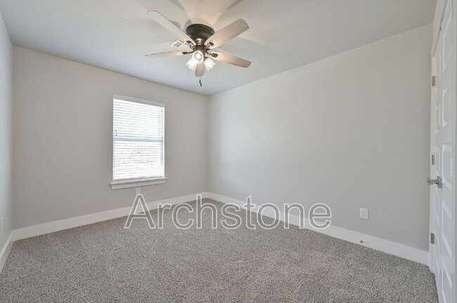 Building Photo - 2140 N Everest Ave