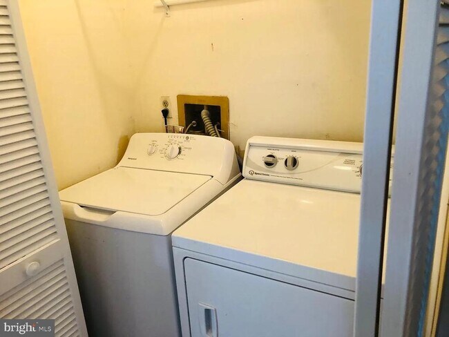 Building Photo - 1906 Fairmount Ave