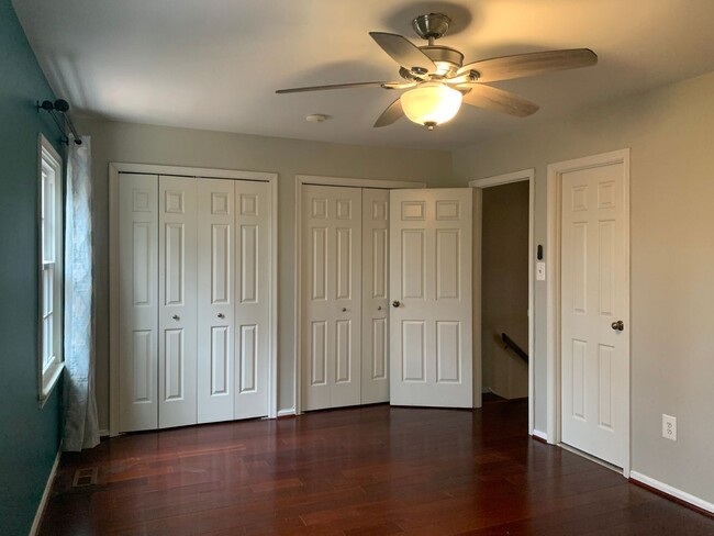 Building Photo - Spacious 3 Level Townhouse Backs to Trees