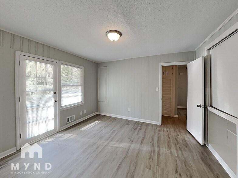 Building Photo - 1668 E Woodberry Ave