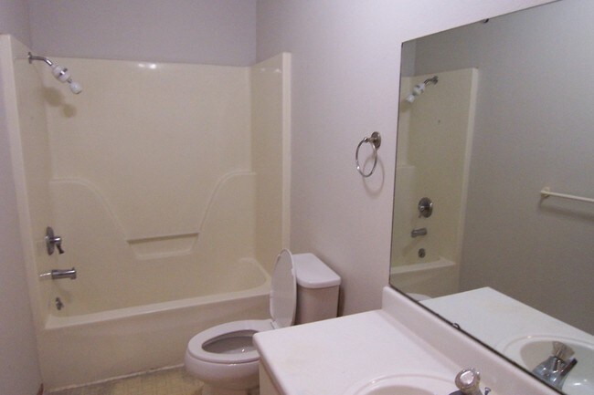 Building Photo - 2 Bedroom Duplex With Extra Large Bedrooms