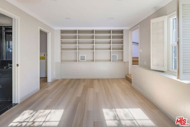 Building Photo - 627 Elm Dr