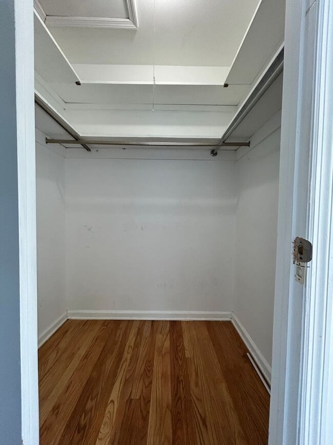 Building Photo - 118 Country Club Dr