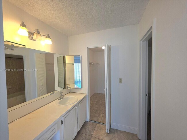 Building Photo - 1250 NE 125th St