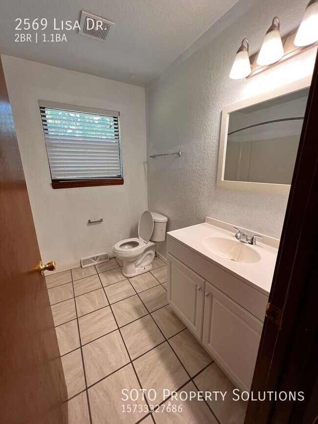 Building Photo - 2BD/1.5 BA Duplex off of Lexington